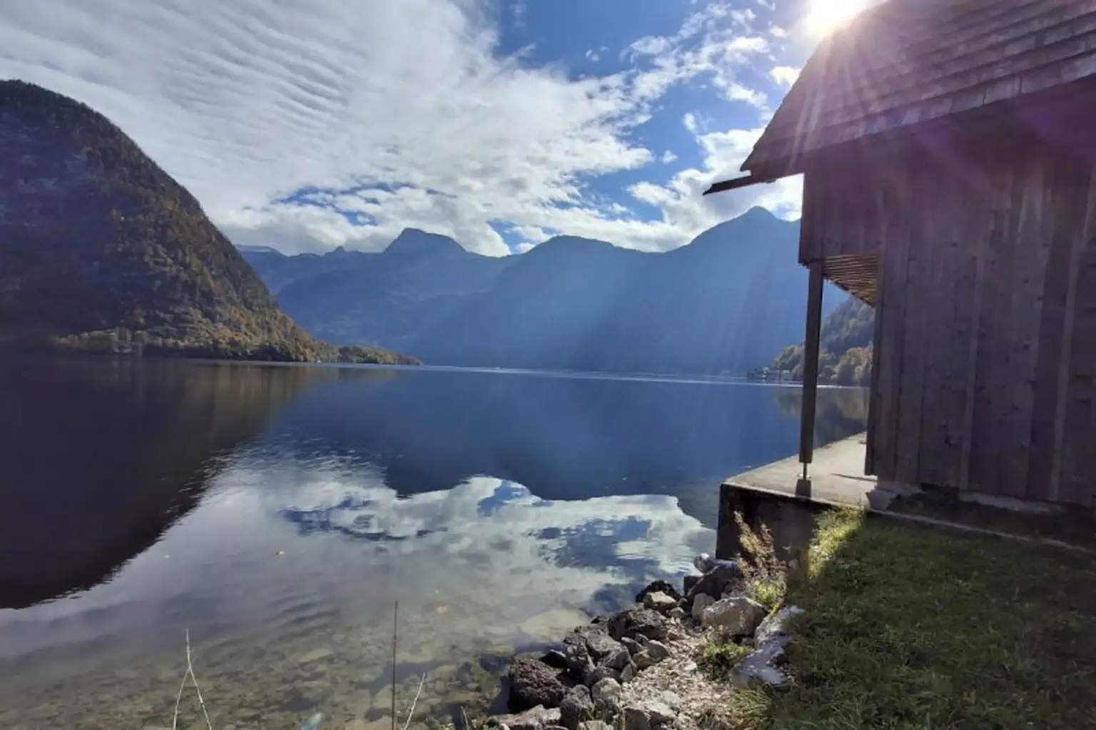 Einzigartig: Hütte und Badeplatz direkt am Hallstättersee.