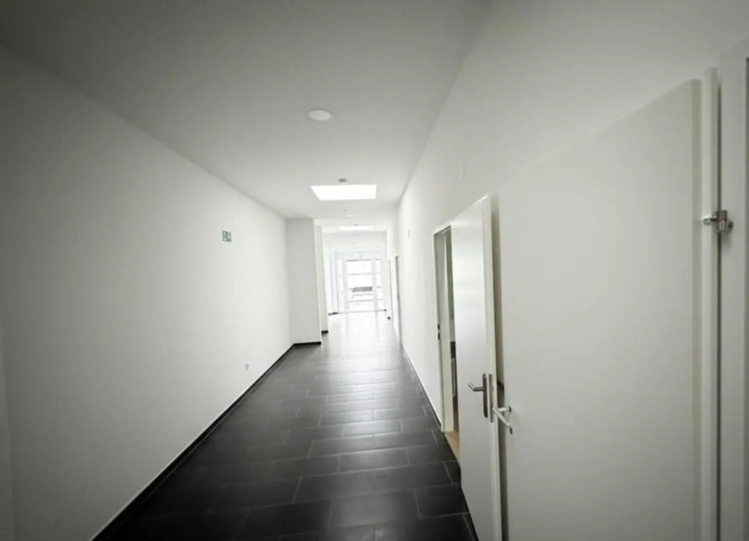 ''Bürofläche mit 3 Büros, Empfang, Küche & Sanitäranlagen – sofort bezugsfertig''