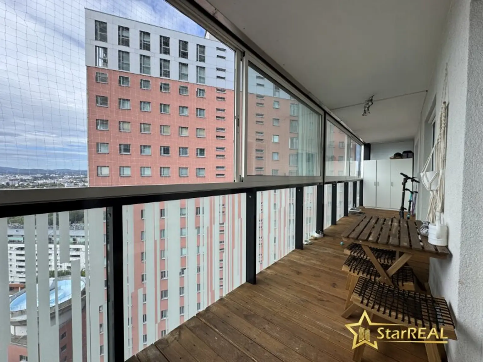 20. STOCK! TOP-WOHNUNG IM DELUGAN MEISSL TOWER. GARAGENPLATZ VORHANDEN. Sauna und Fitnessraum im Haus.