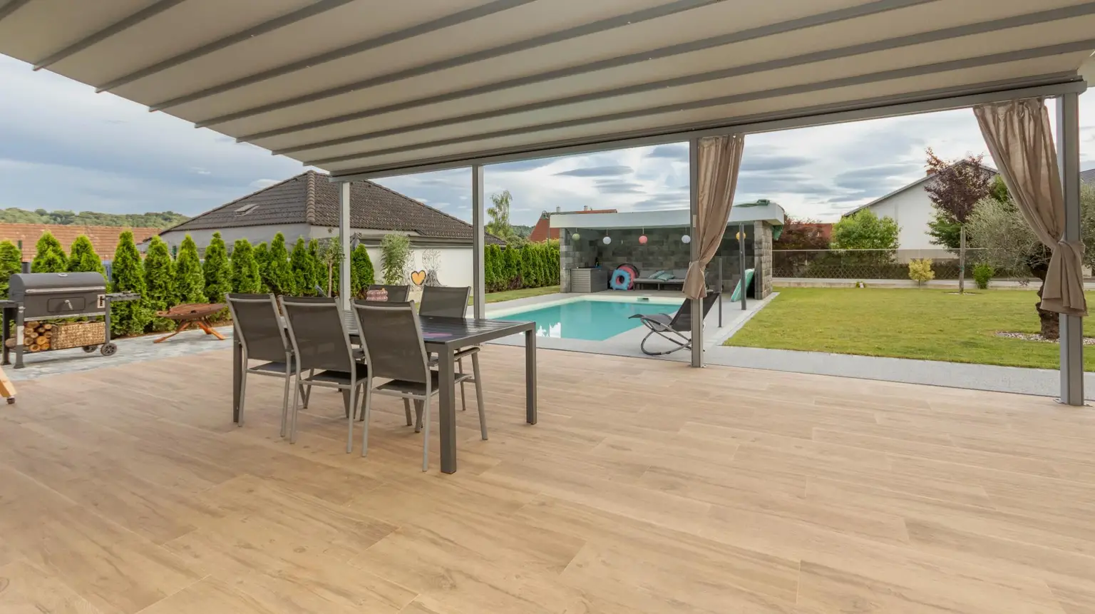Alles auf einer Ebene – stilvoller Bungalow für höchste Wohnansprüche