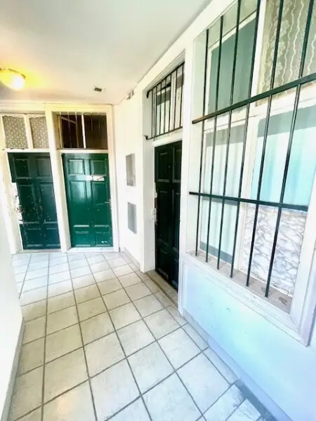 INNENSTÄDTISCHE - 3-Zimmer WOHNUNG -RENOVIERUNGSBEDÜRFTIG- mit sehr viel Potenzial - in Top Lage Wiens beim NASCHMARKT - Nähe KARLSPLATZ!