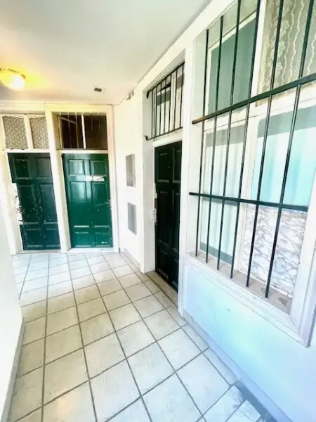 INNENSTÄDTISCHE - 3-Zimmer WOHNUNG -RENOVIERUNGSBEDÜRFTIG- mit sehr viel Potenzial - in Top Lage Wiens beim NASCHMARKT - Nähe KARLSPLATZ!