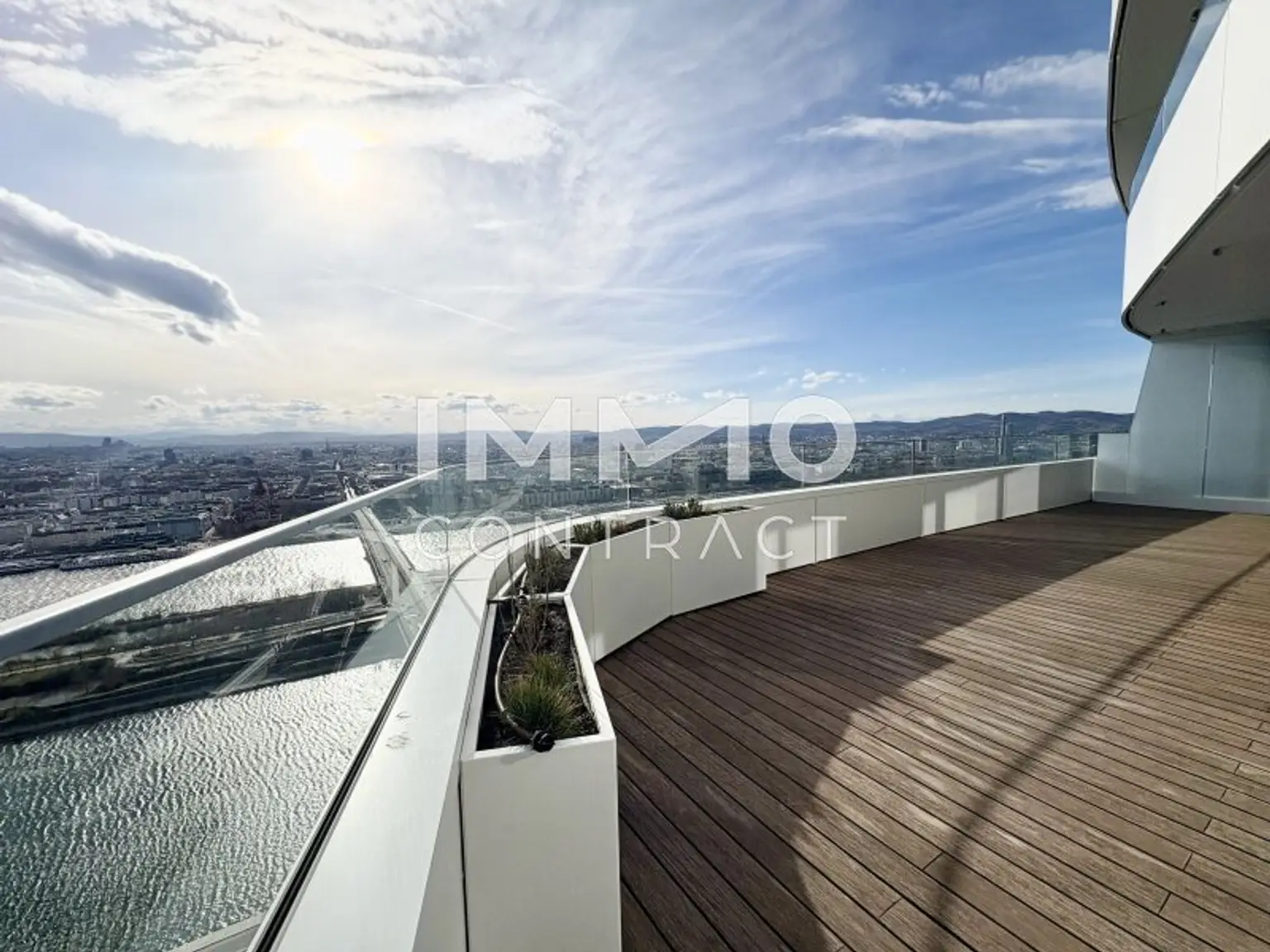 Balkon Richtung City & Neue Donau (flussaufwärts)