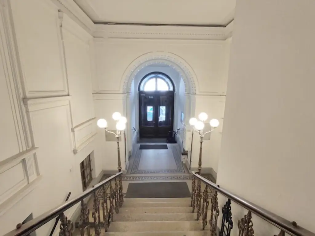 Hörlgasse! Großzügige Altbauwohnung zum selbst gestalten im 3. Liftstock in zentraler Citylage!