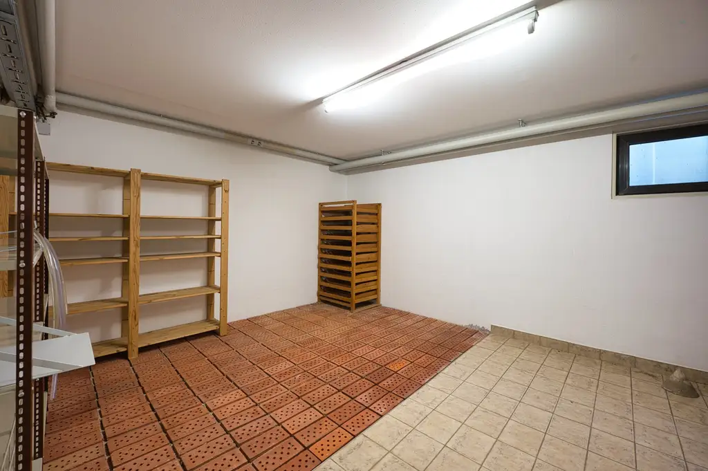 Exklusivität und Privatsphäre pur auf 2.610 m2 Grundfläche! Von der Terrasse in den Schwimmteich.