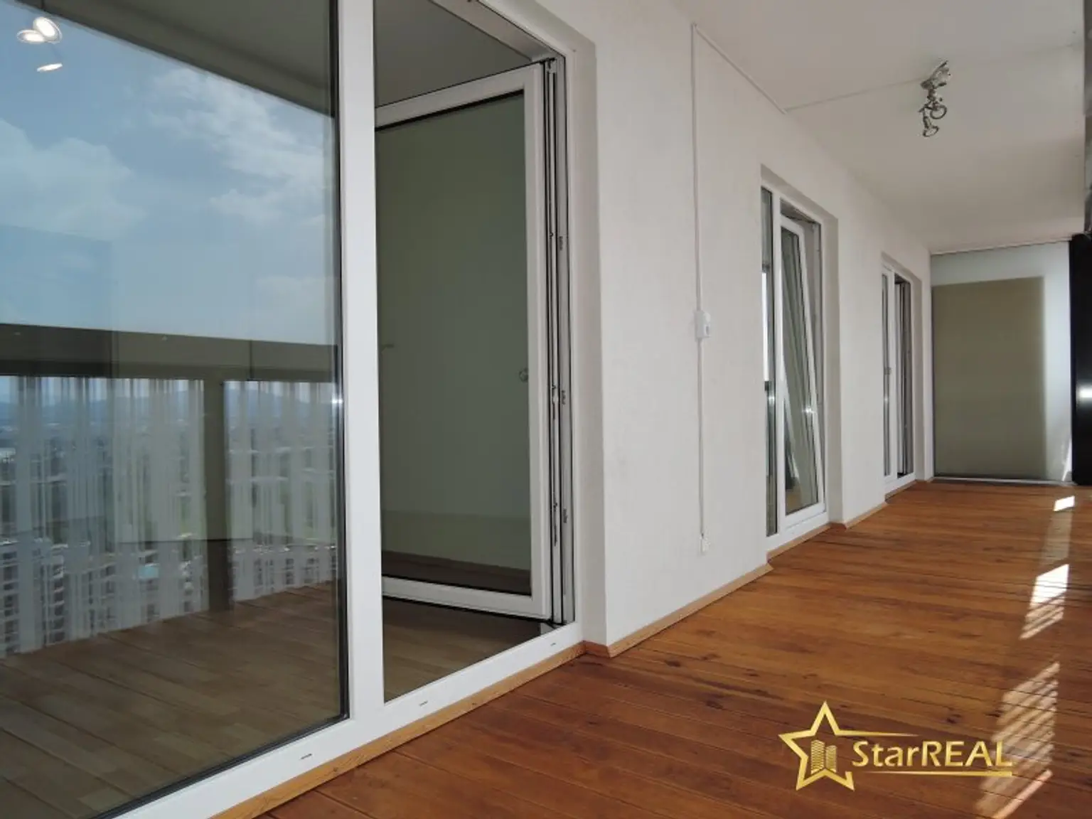 20. STOCK! TOP-WOHNUNG IM DELUGAN MEISSL TOWER. GARAGENPLATZ VORHANDEN. Sauna und Fitnessraum im Haus.