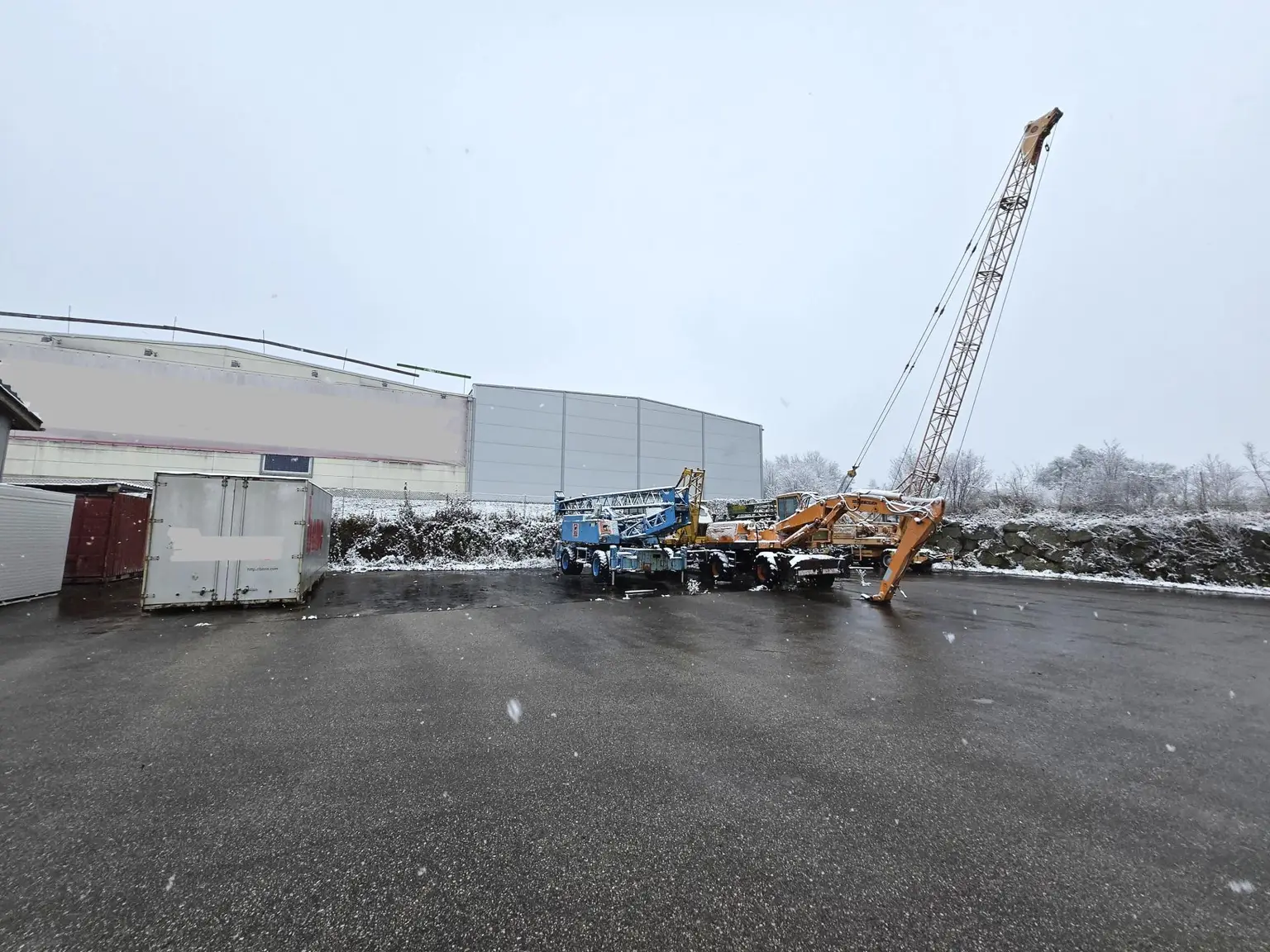 Teil-Freifläche asphaltiert