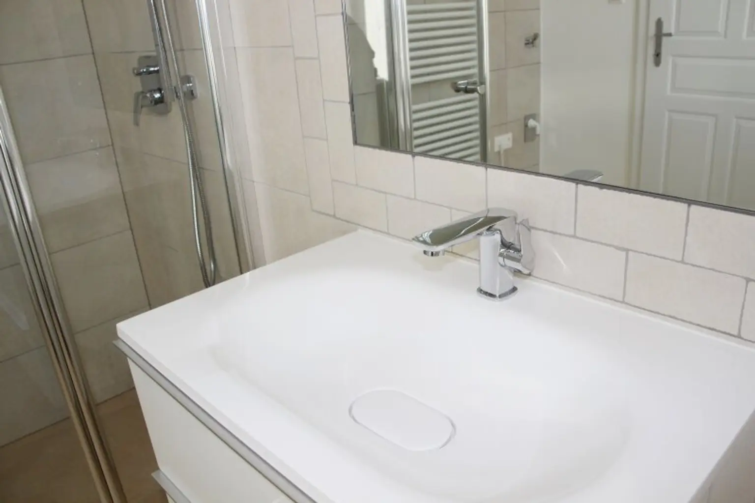 GRÜNRUHELAGE KORNEUBURG, NAHE HAUPTPLATZ: MODERN WOHNEN IM REVITALISIERTEN STILALTBAU!!