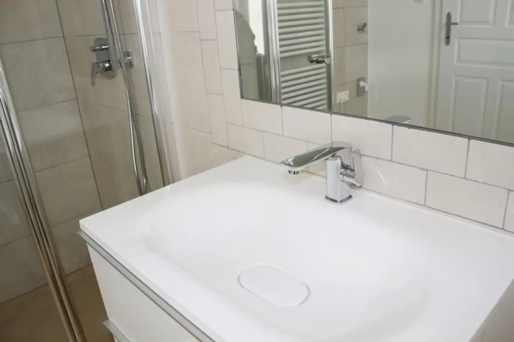 GRÜNRUHELAGE KORNEUBURG, NAHE HAUPTPLATZ: MODERN WOHNEN IM REVITALISIERTEN STILALTBAU!!