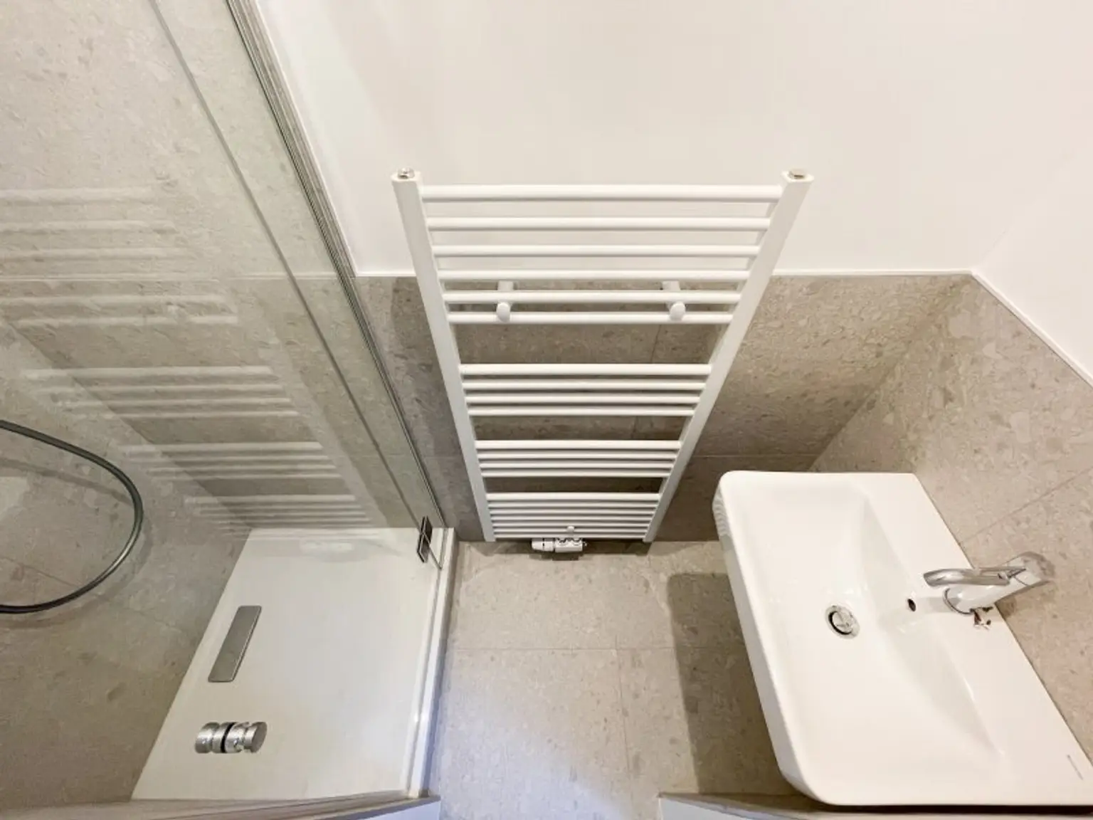 NÄHE NESTROYPLATZ: wunderschön sanierte 2-Zimmer-Altbauwohnung mit südseitigem Balkon