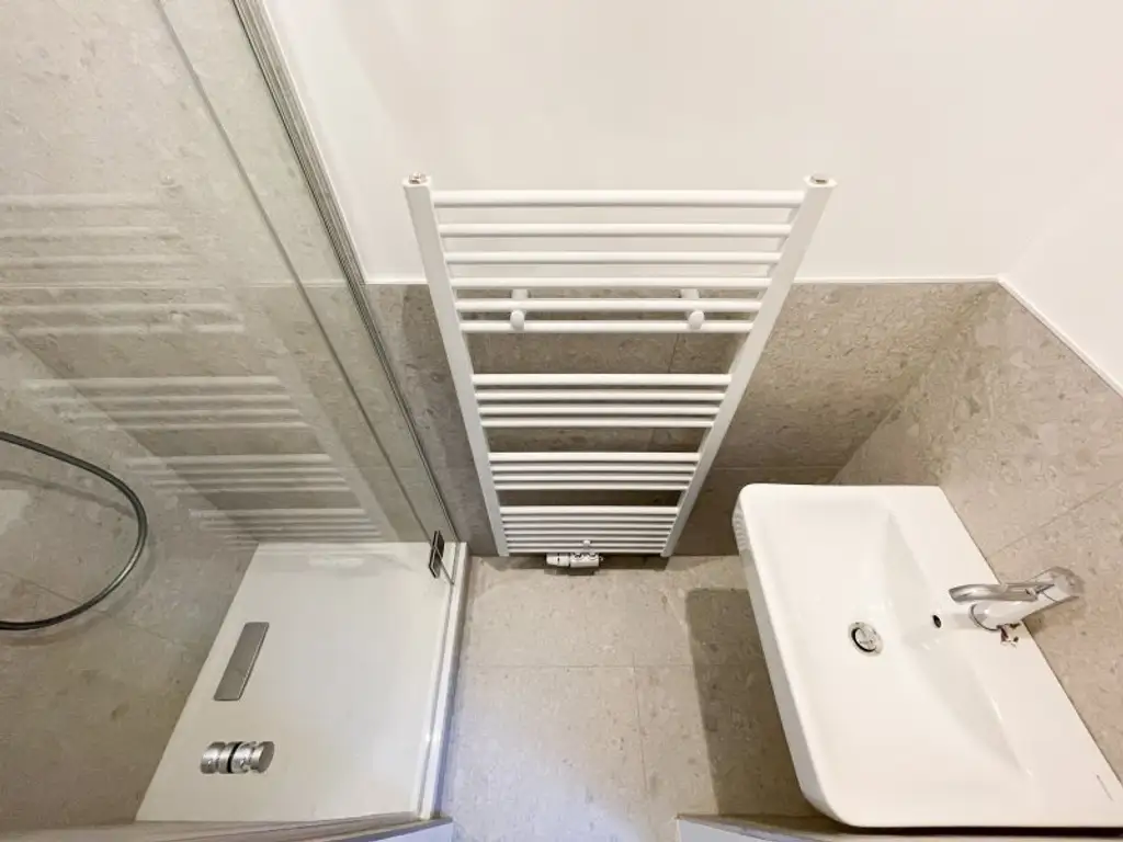 NÄHE NESTROYPLATZ: wunderschön sanierte 2-Zimmer-Altbauwohnung mit südseitigem Balkon