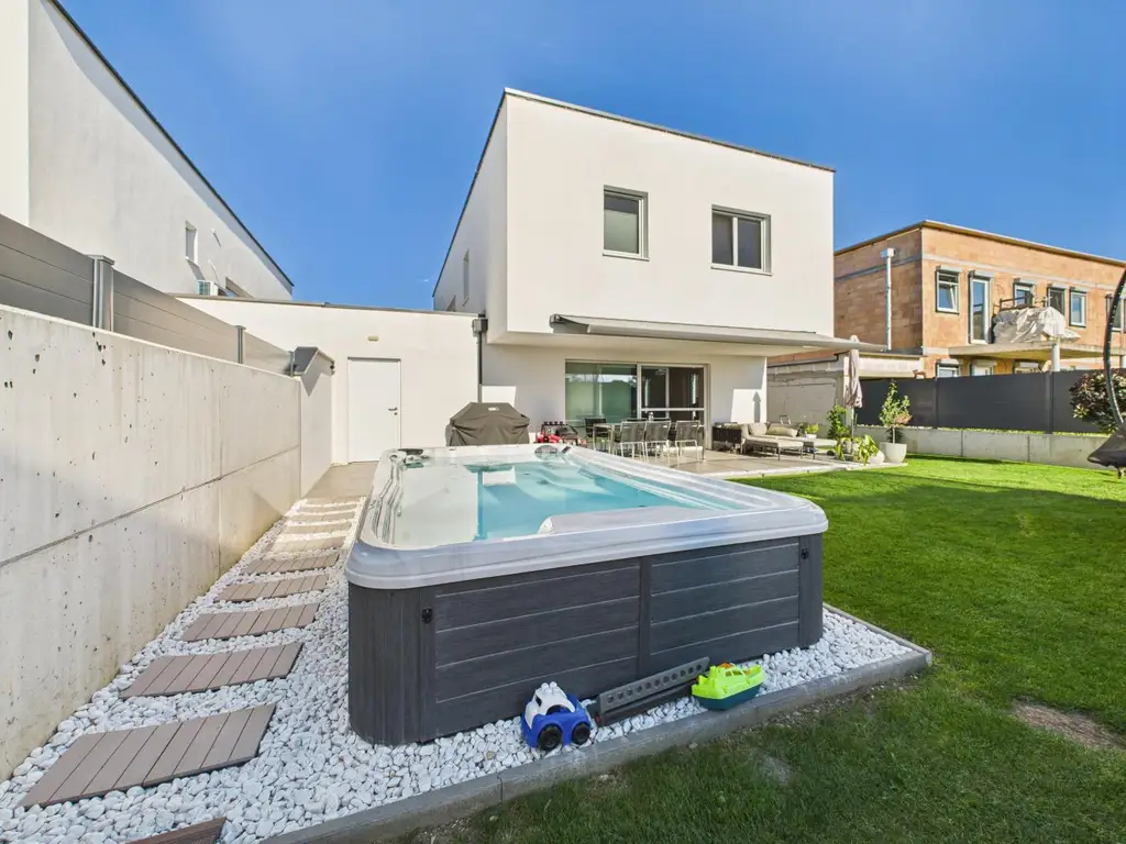Exklusives Neubauhaus in Marchtrenk – stilvolles Wohnen mit modernster Technik & traumhaftem Garten samt Wellnessbereich