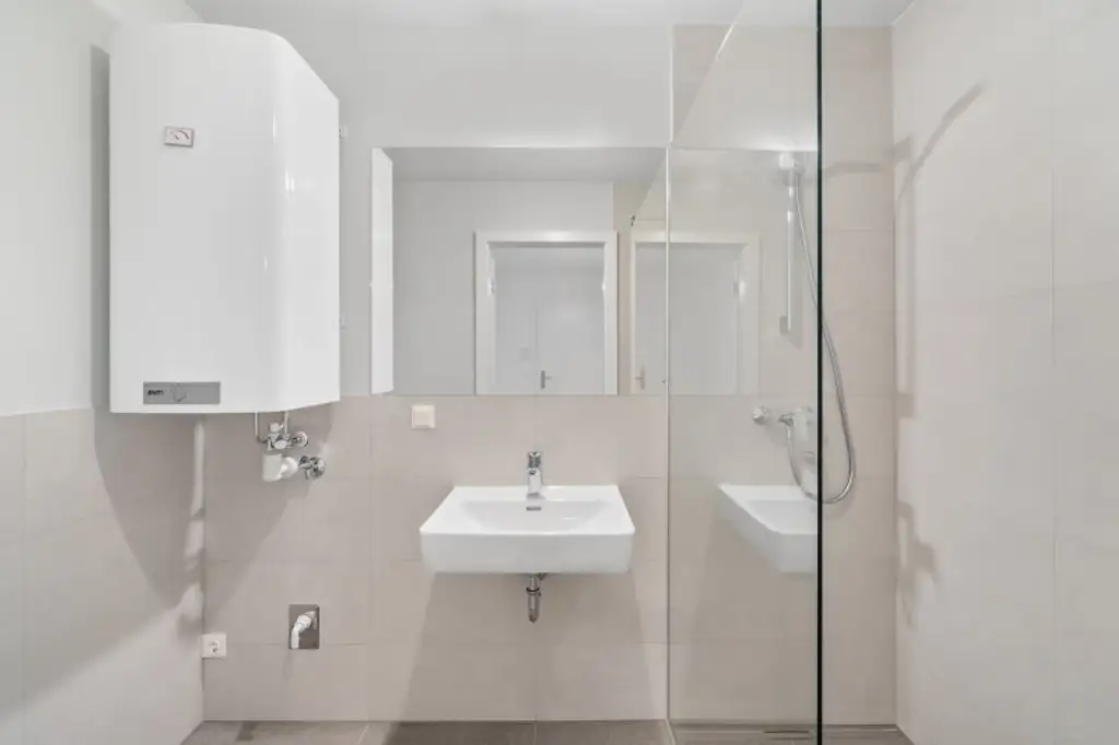 2-Zimmer-Dachgeschosswohnung (Massivbauweise) in generalsaniertem Altbau mit Loggia
