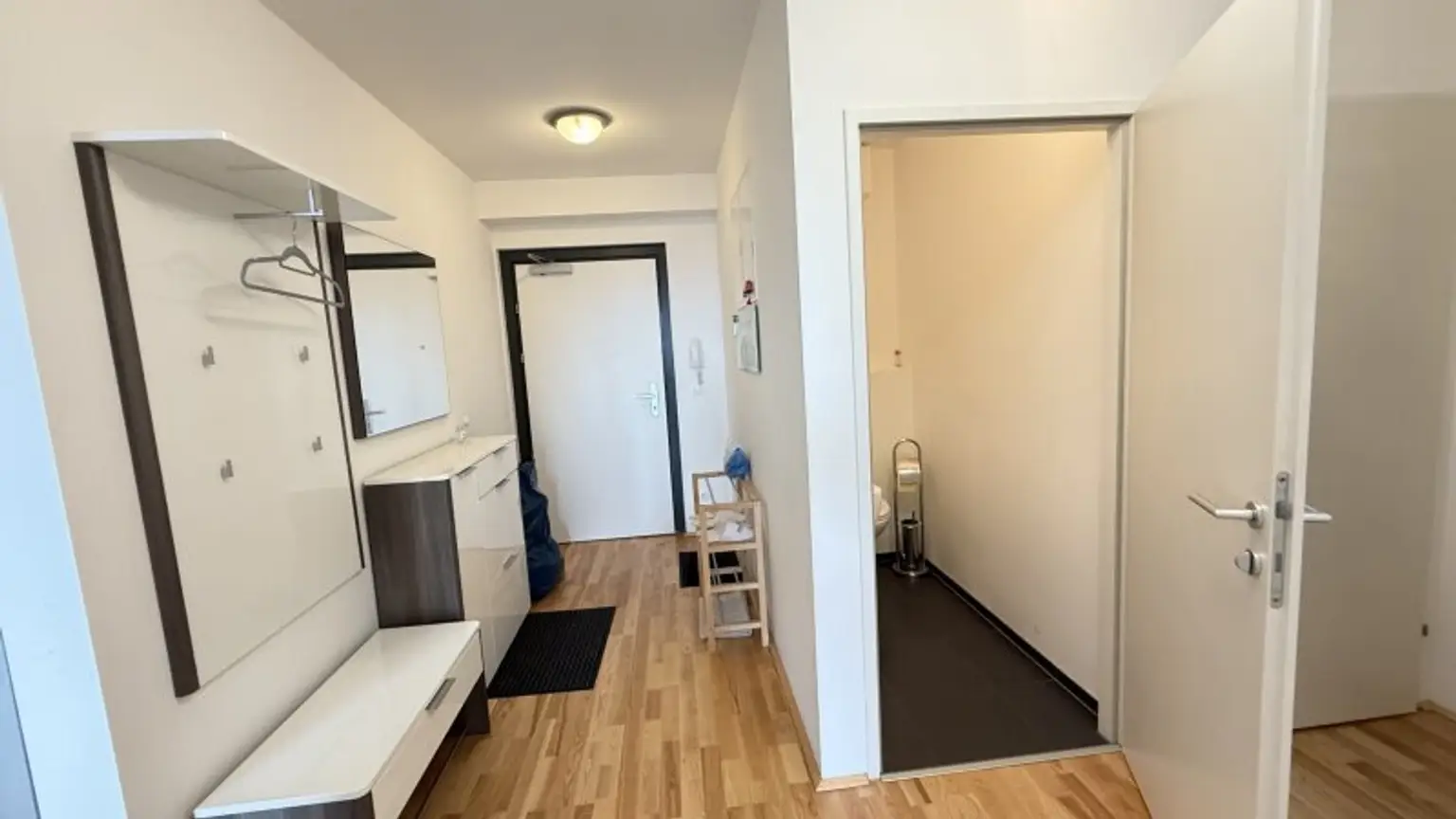 Möblierte 3 ZIMMER im 10. Stock mit herrlichem Ausblick auf die City-Line: 2 Minuten zur U-Bahn: