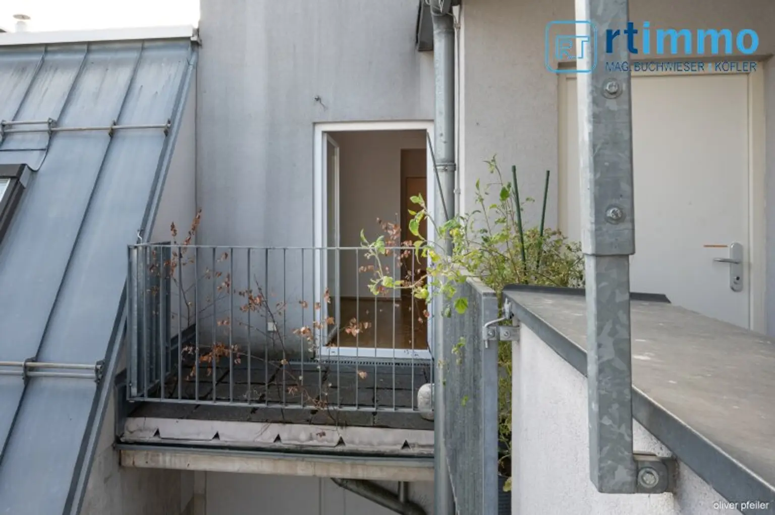 WOHLFÜHLWOHNUNG 3-ZIMMER DACHGESCHOSSWOHNUNG MIT KLIMAANLAGE und kleiner Terrasse