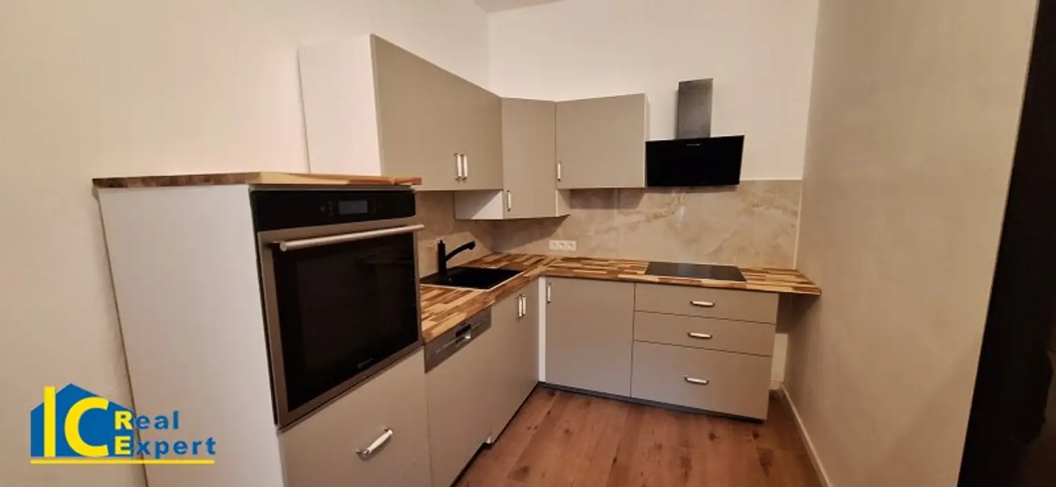 Wunderschöne, neue Einbauküche