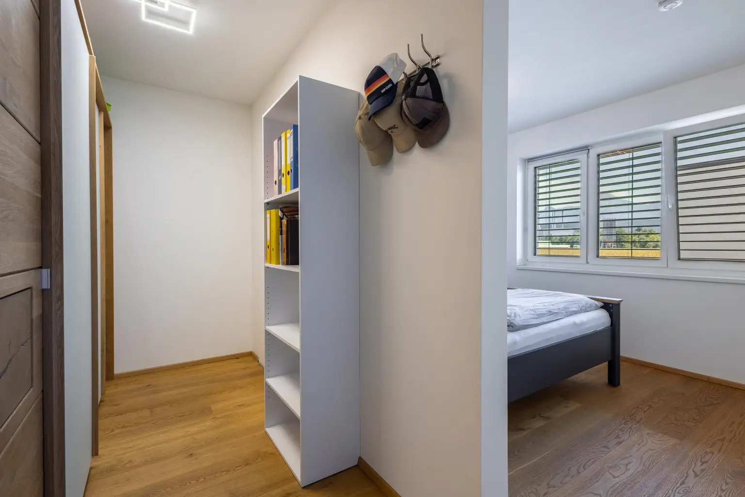 Schlafzimmer mit Schrankraum