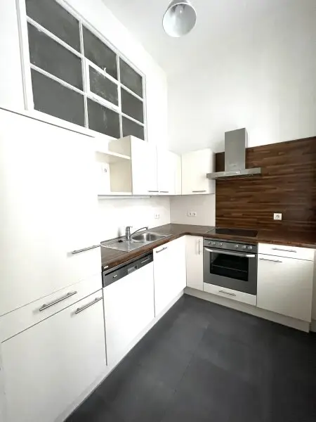 Stilvolle 2 Zimmer Wohnung, neu saniert, im wunderschönen Stilaltbau