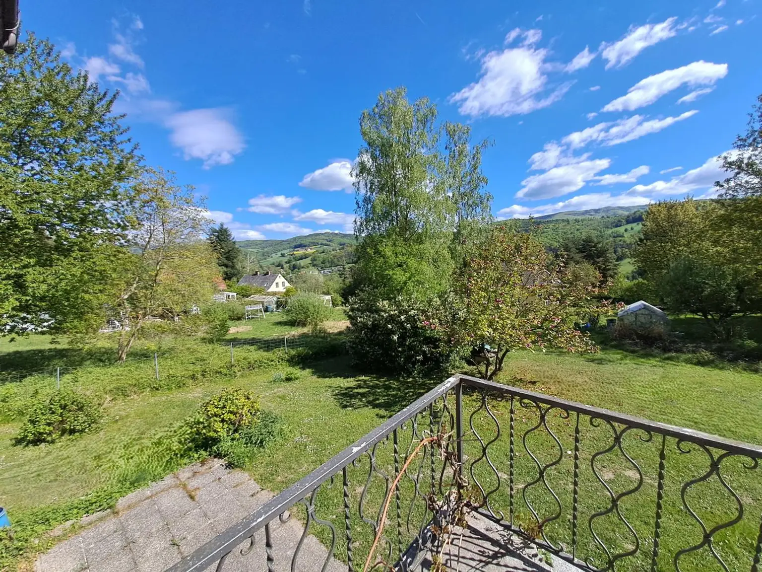 in die liebliche Landschaft