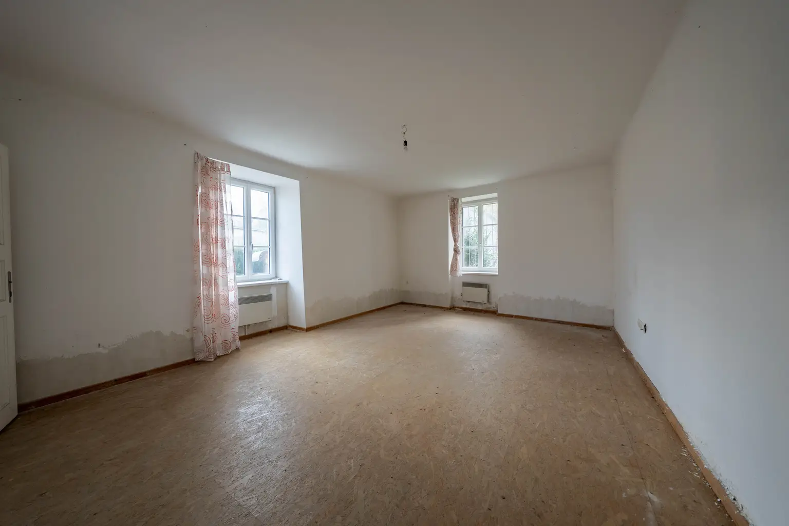 ** Historisches Johanniterhaus am Heldenplatz – mit Innenhof und Gartenbereich **