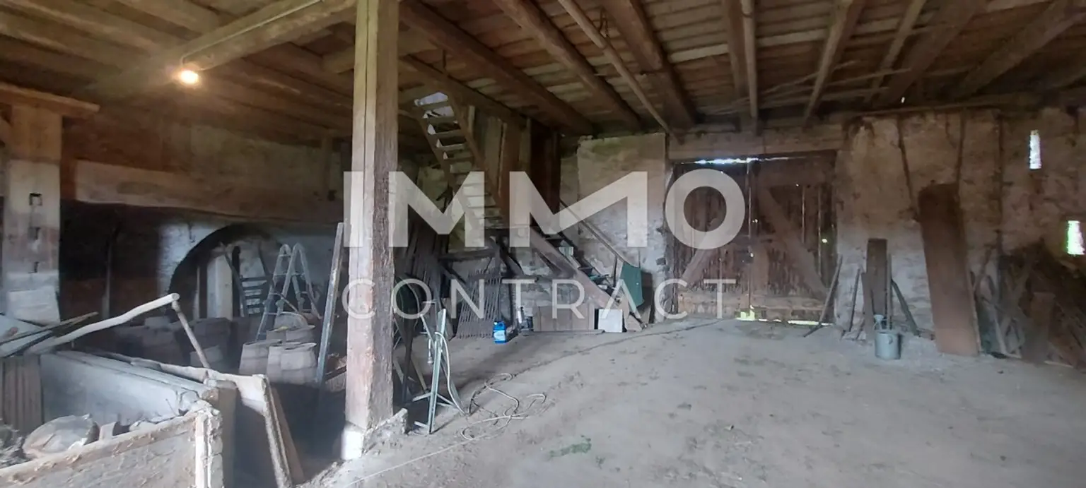 WOHN-UND GESCHÄFTSHAUS AUS DEM 16. JAHRHUNDERT IM HERZEN VON LANGENLOIS 
100 m Kellerröhre, Nebengebäude, Innenhof, Geschäftslokale, usw.