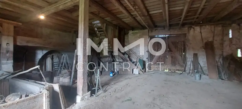 WOHN-UND GESCHÄFTSHAUS AUS DEM 16. JAHRHUNDERT IM HERZEN VON LANGENLOIS 
100 m Kellerröhre, Nebengebäude, Innenhof, Geschäftslokale, usw.