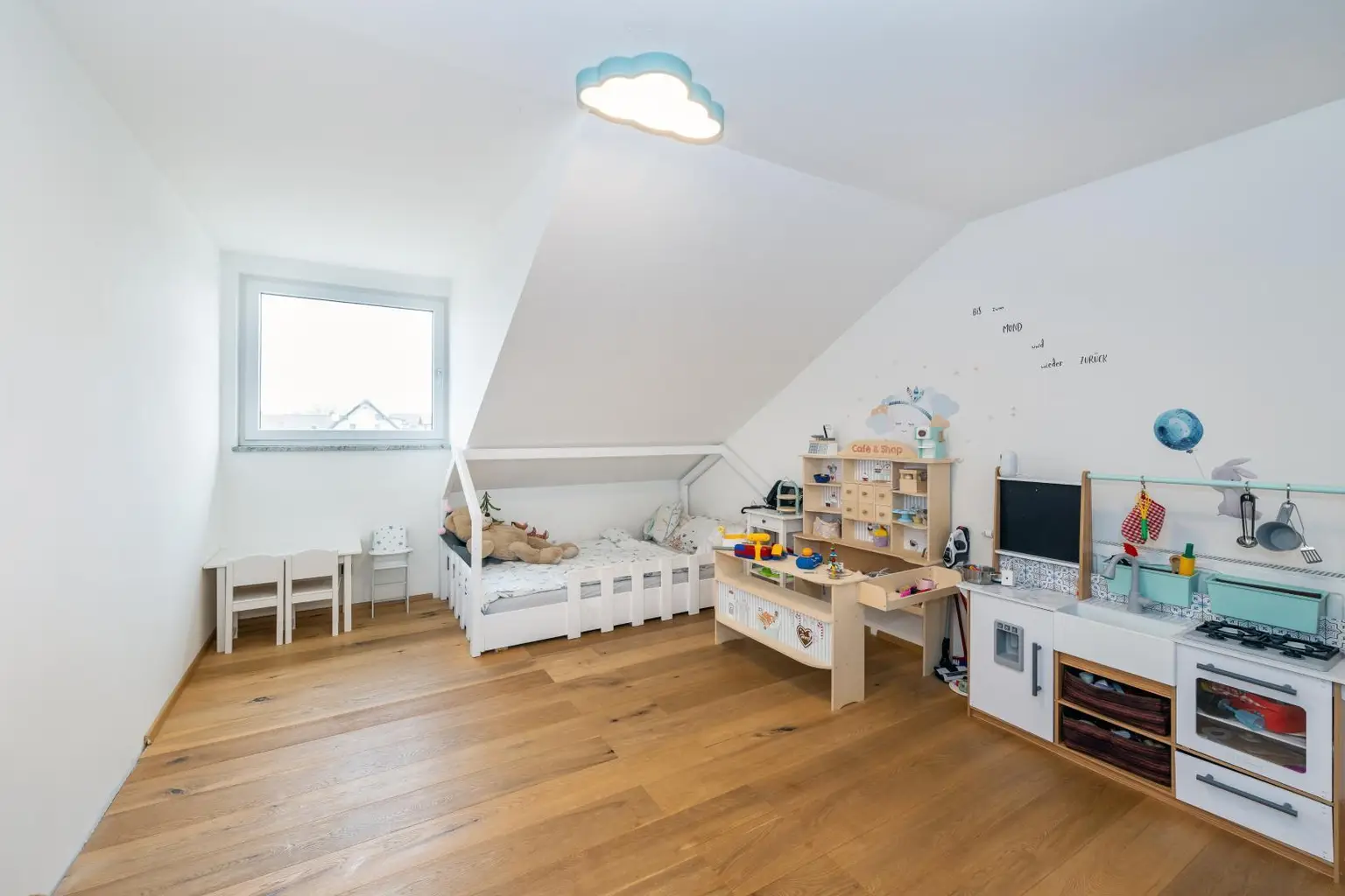 Helles Kinderzimmer OG