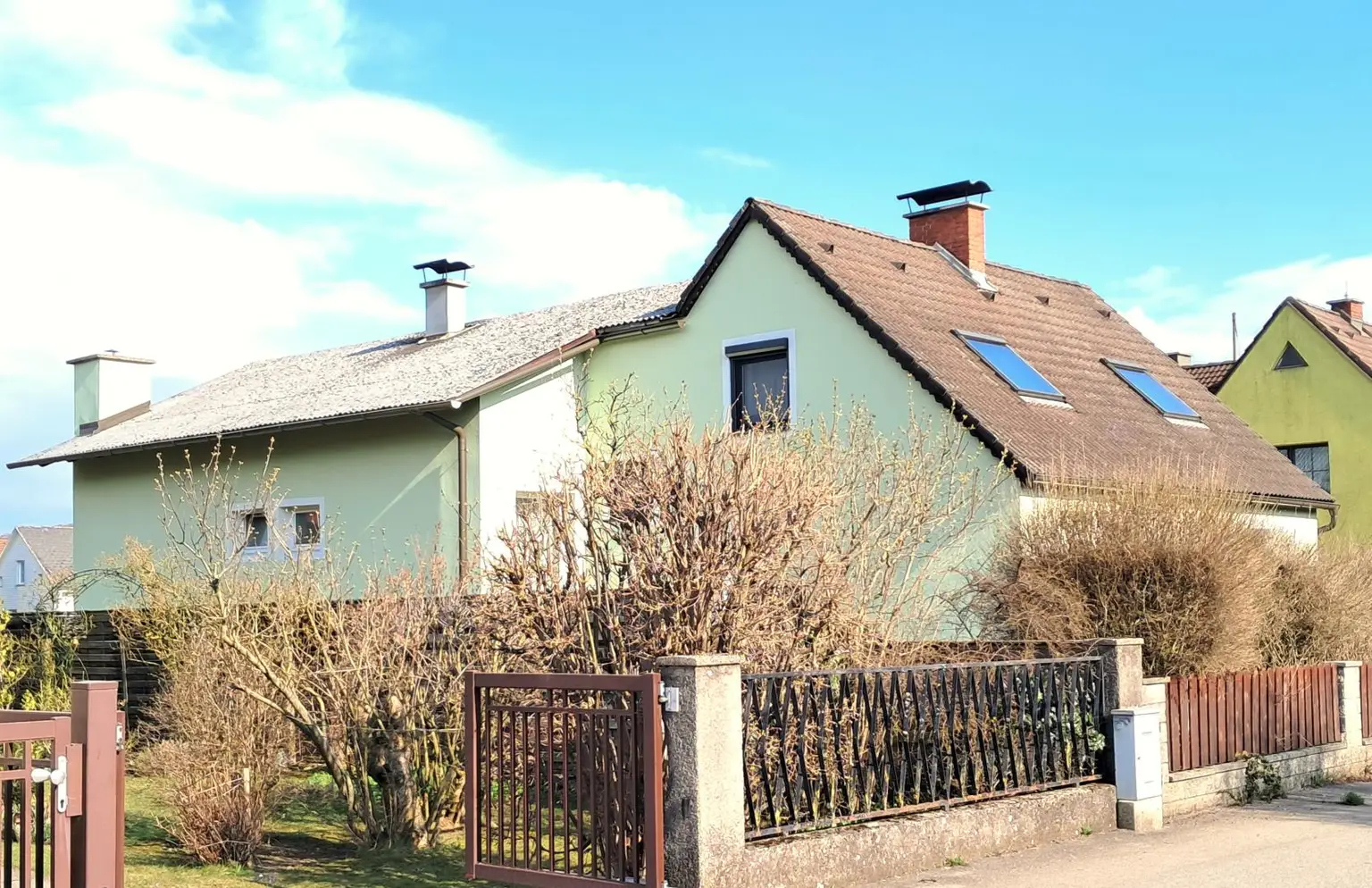 6 Zimmer ein großzügiges Grundstück und viel Platz warten auf eine nette Familie