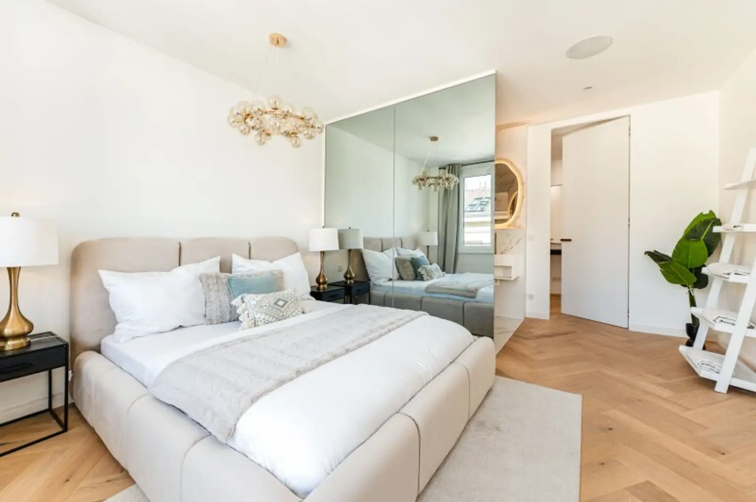 Außergewöhnliche 3-Zimmer-Residenz in zentraler Toplage mit Freifläche