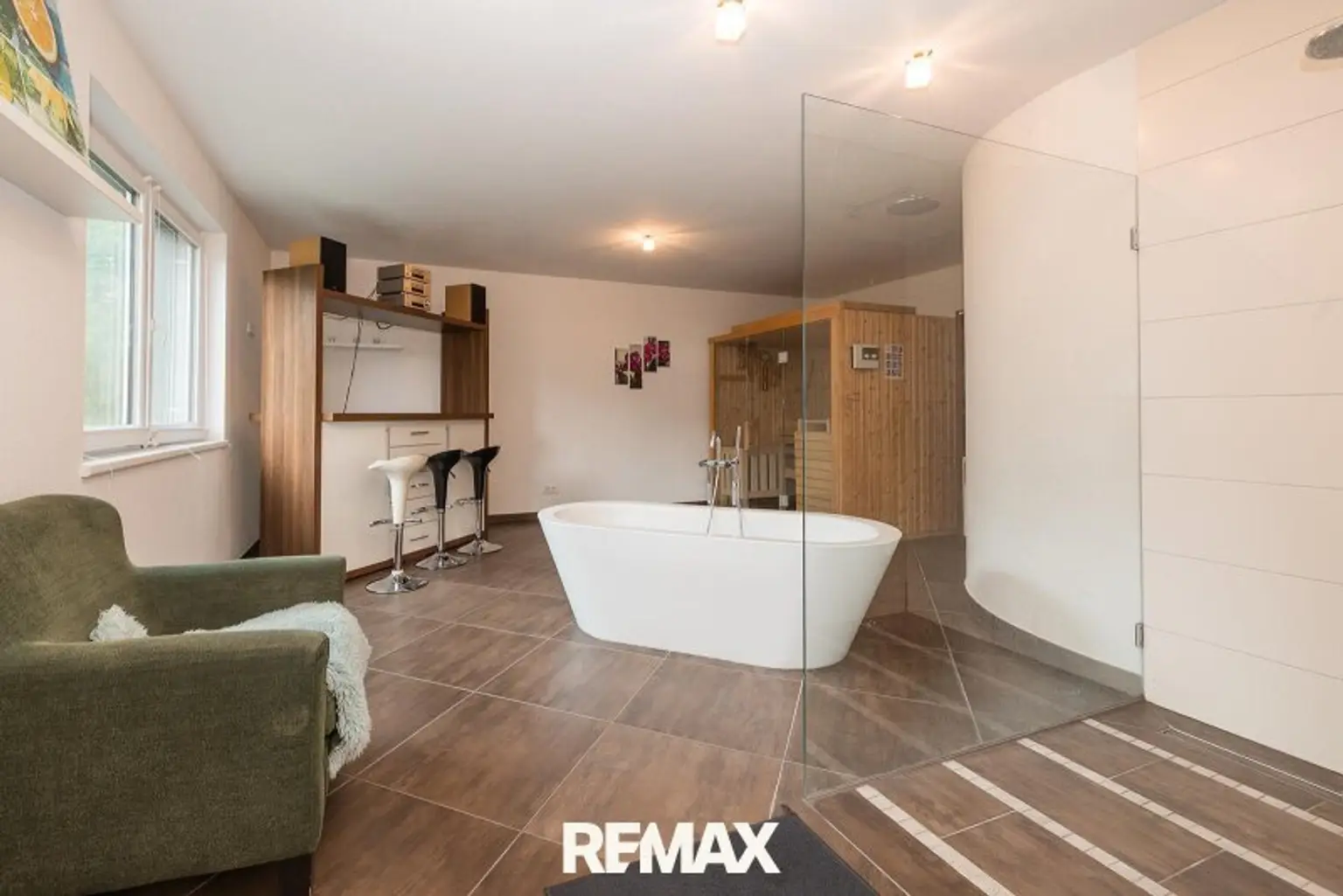 Badezimmer mit freistehender Badewanne