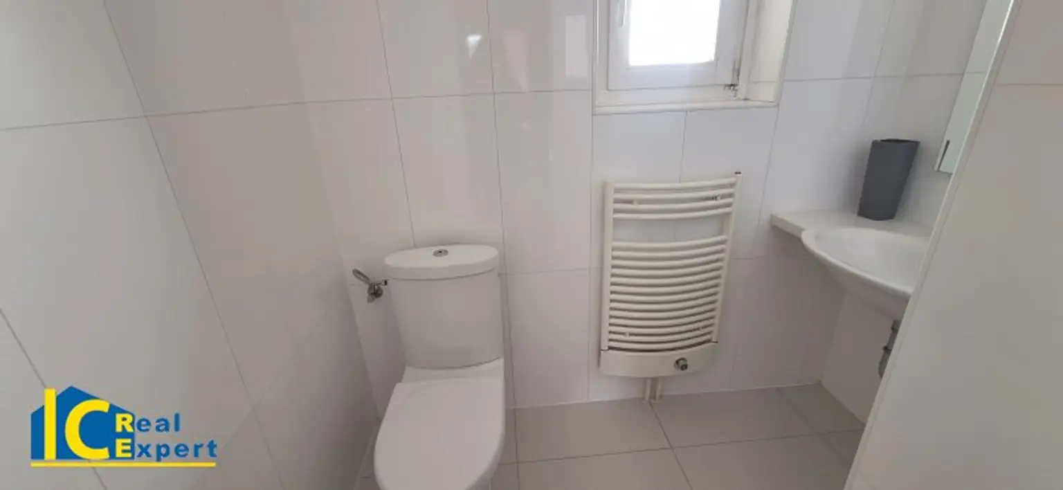 Getrenntes WC mit Handwaschbecken