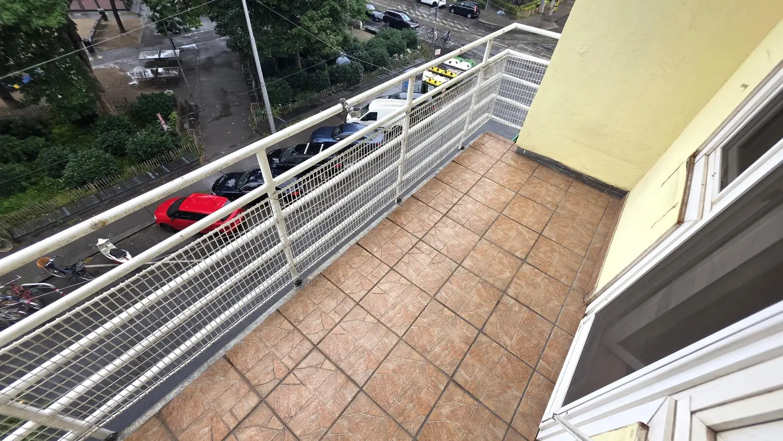 URBAN-LORITZ-PLATZ: Sanierungsbedürftige 3-Zimmer-Altbauwohnung mit Balkon