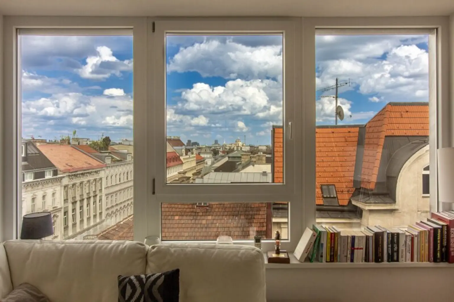 ÜBER DEN DÄCHERN - BLICK BIS ZUM STEFFL UND DARÜBER - ALLES AUF EINER EBENE