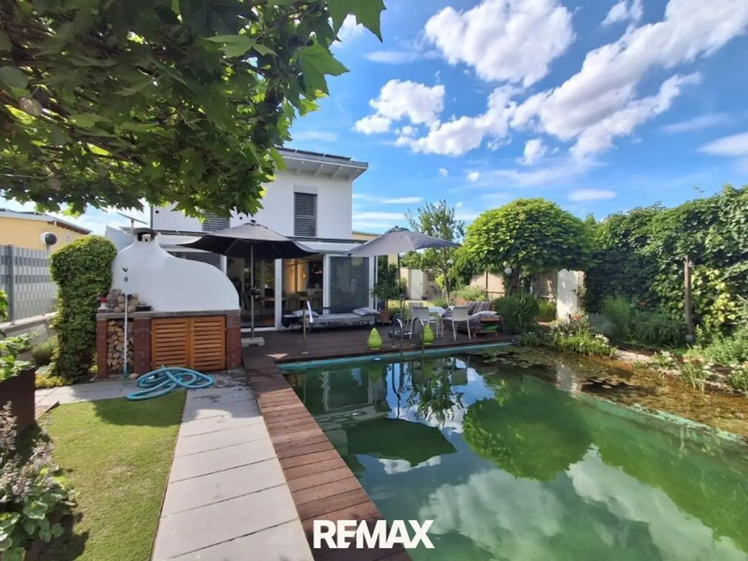 32 Pool mit Haus 1220