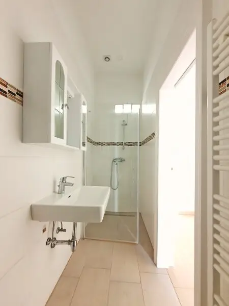 Badezimmer mit Walk-In Dusche und WM-Anschluss