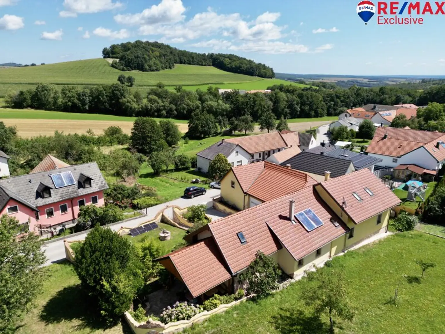 Charmantes Bauernhaus in Schwarzenbach – Ihr neues Zuhause mit Garten und Kamin!