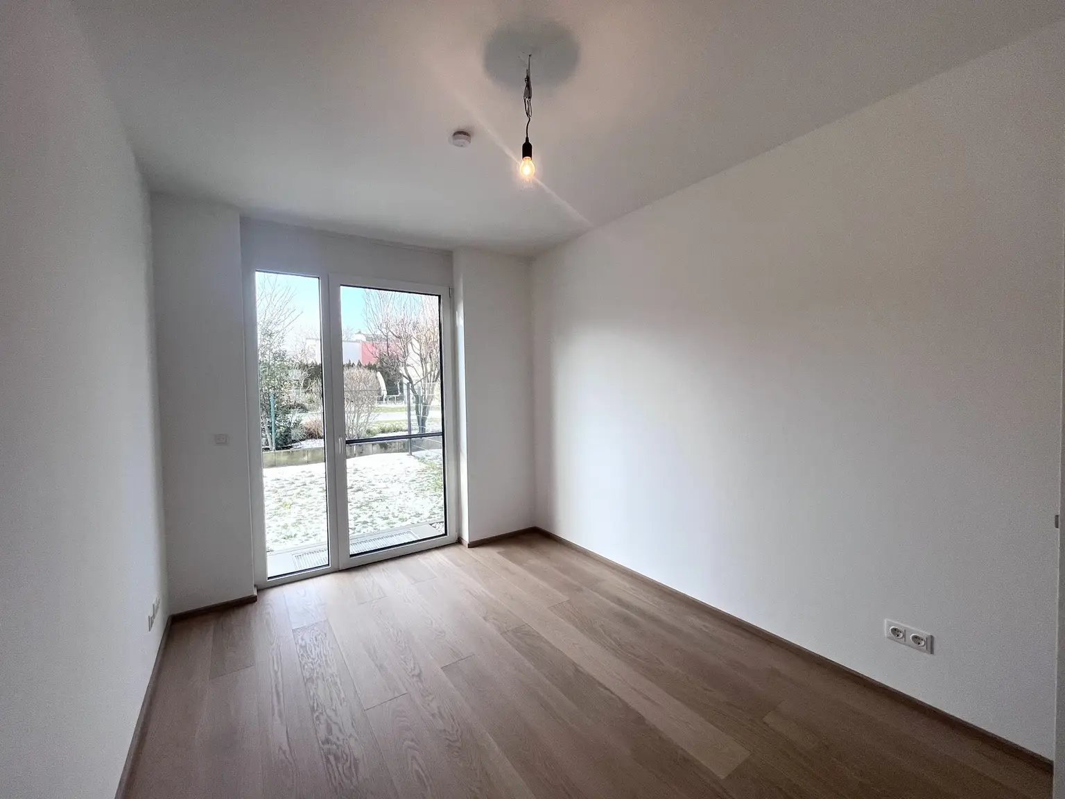 Erstbezug !!! Traumhafte Doppelhaushälfte -  mit 5 Zimmern, Garten, Wohnkeller und Stellplätzen!