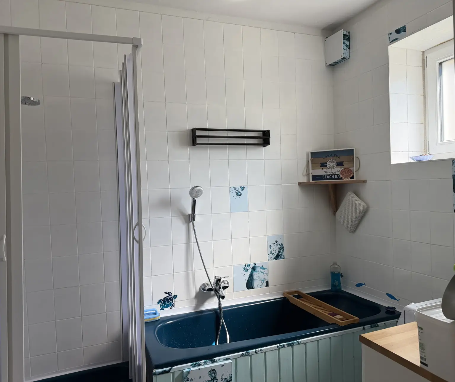 Badewanne und Dusche im Bad EG