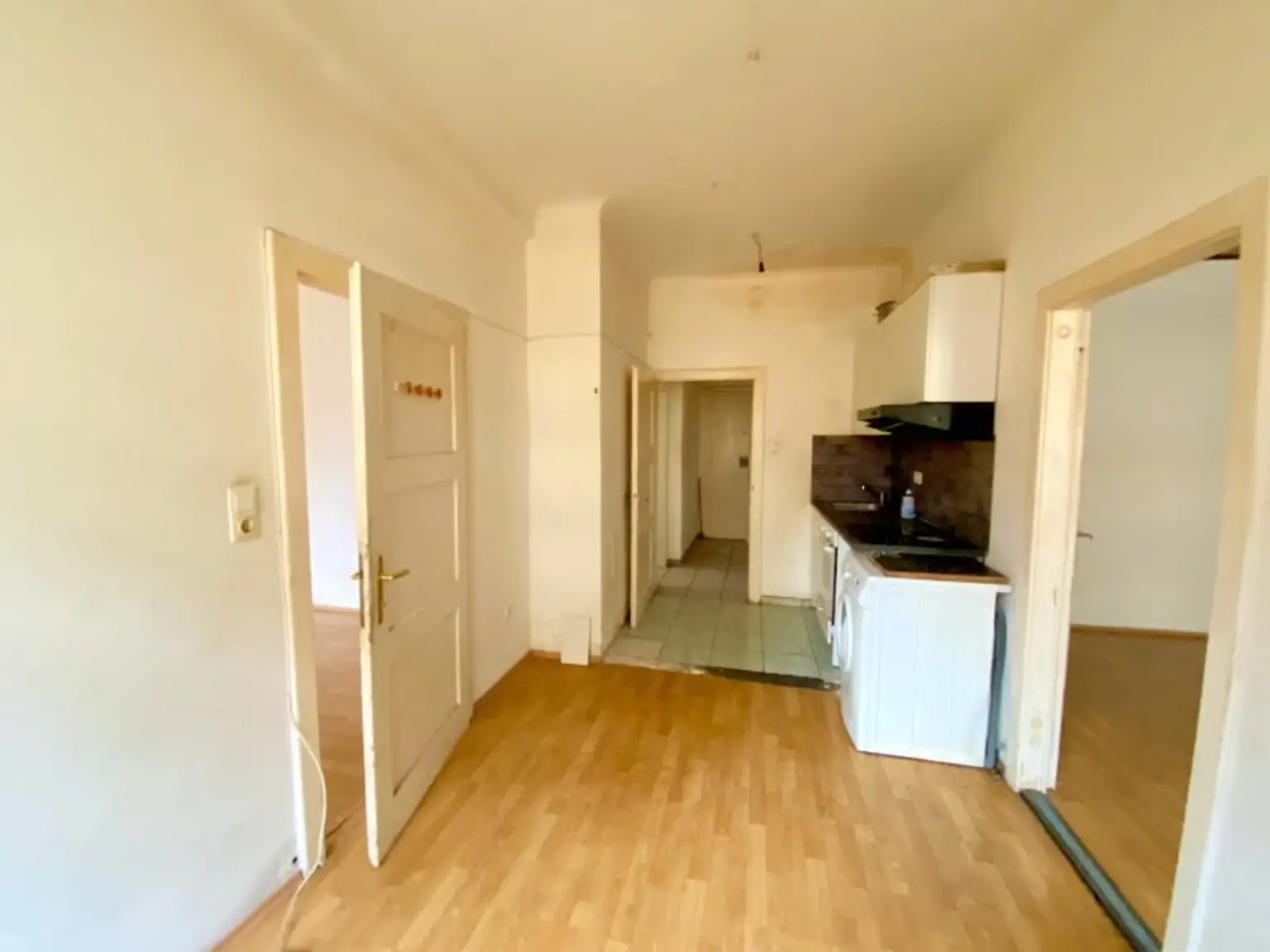 3 Zimmer-Wohnung ZUM SANIEREN, HELL und RUHIG!