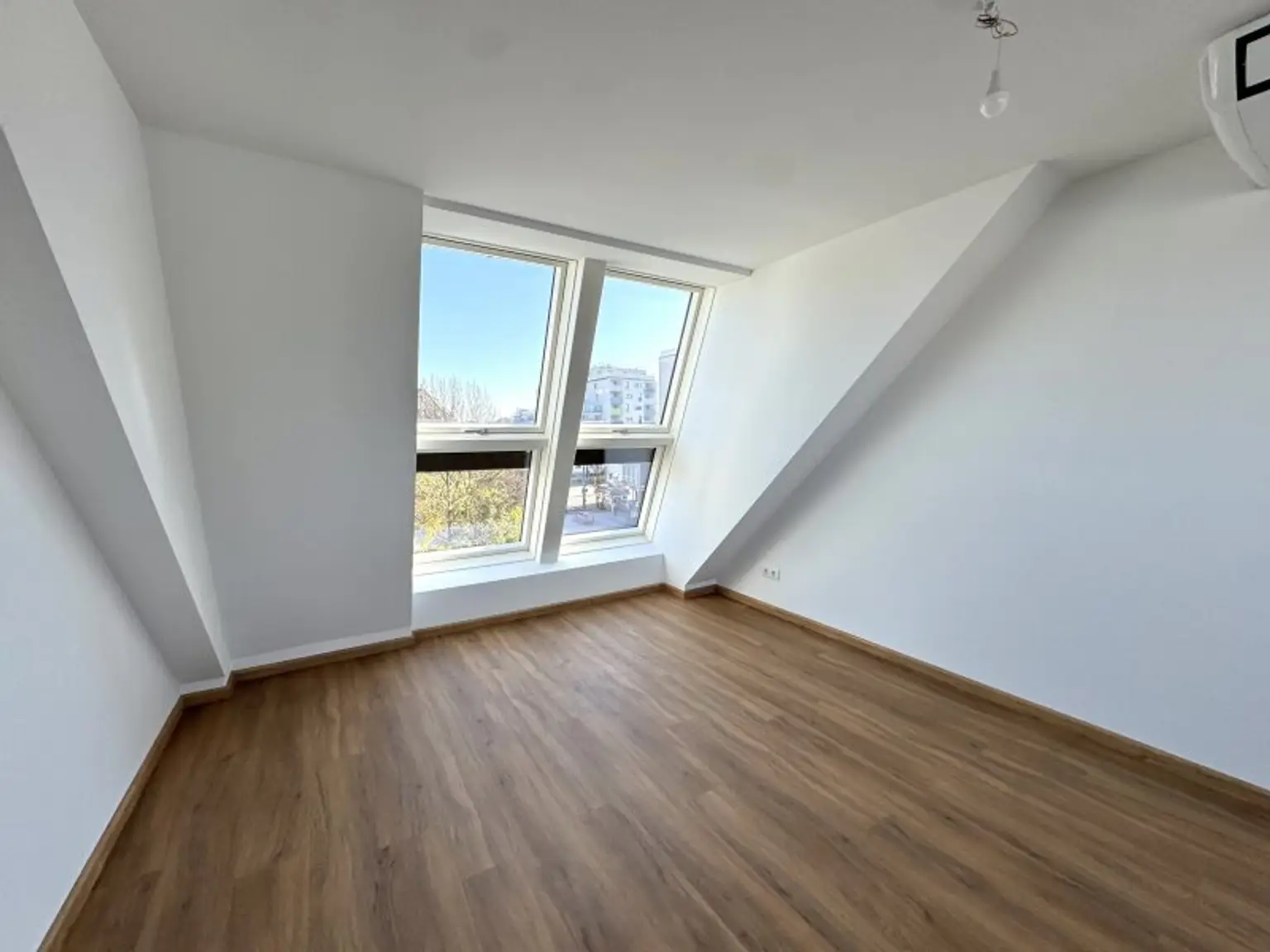 Hochwertige Dachgeschosswohnung mit Terrasse sowie Klimaanlage - Erstbezug - Unbefristet