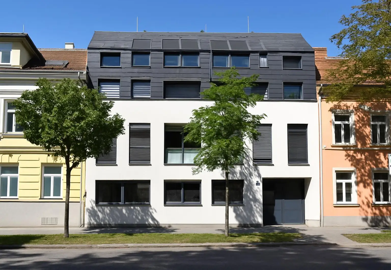 Helle Dachgeschosswohnung mit Charme und viel Freifläche