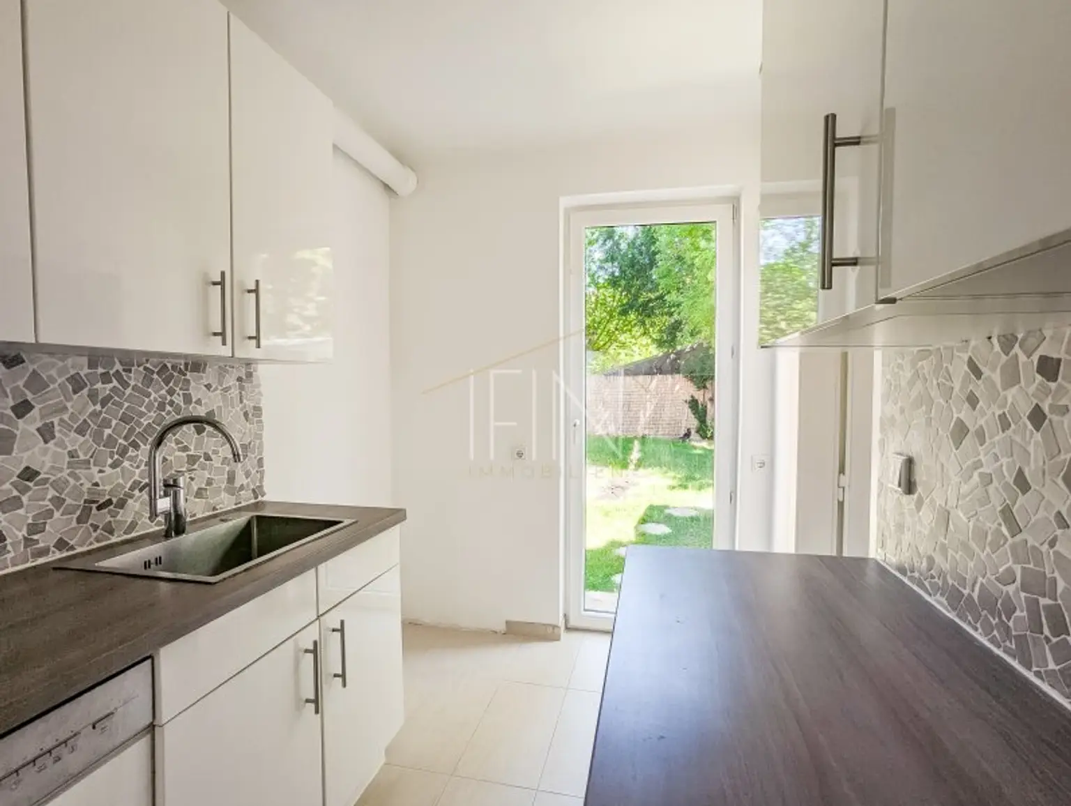 BIETERVERFAHREN! Wohnglück mit Garten & Pool – 3-Zimmer-Rückzugsort zum Ankommen und Wohlfühlen