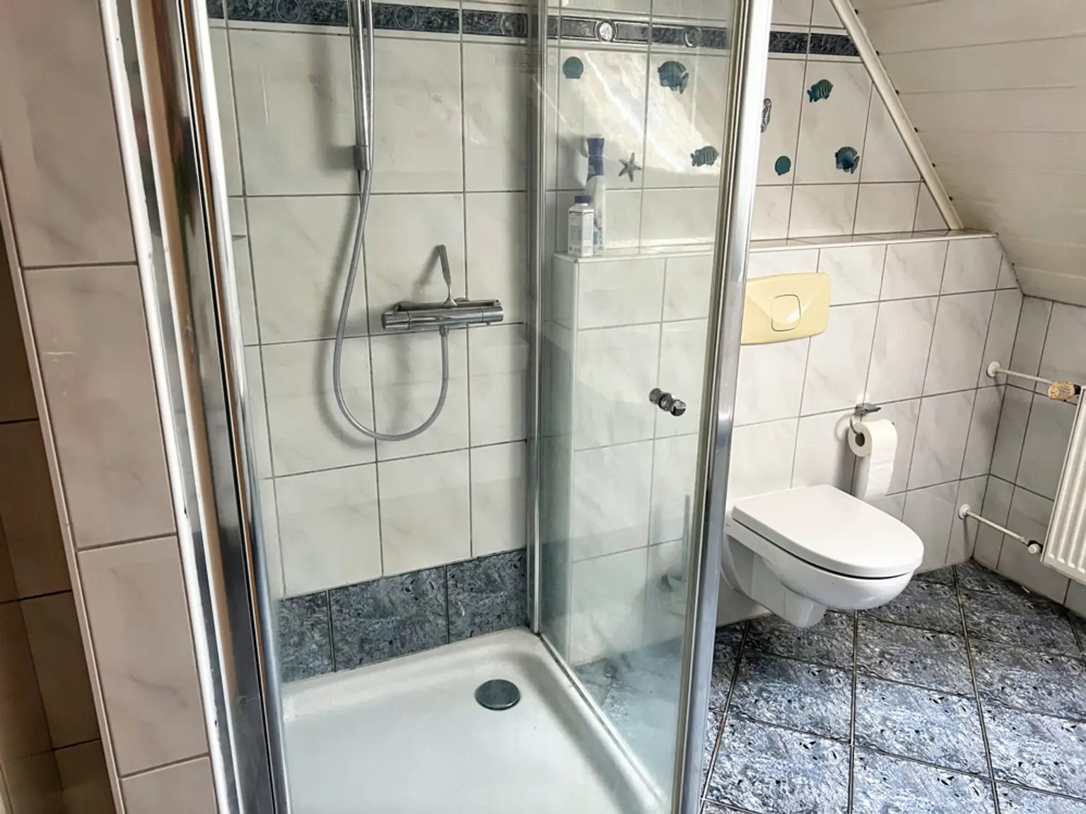Alle unter einem Dach! Einfamilienhaus mit Einliegerwohnung & viel Platz!