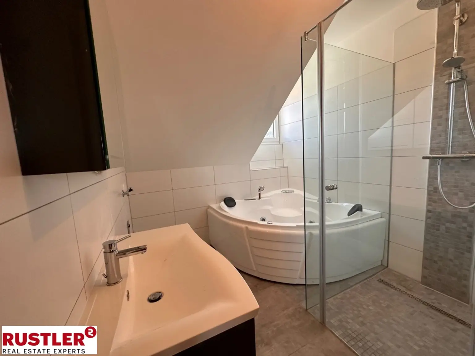 Außergewöhnliche 3-Zimmer Maisonette-Wohnung in Ruhelage