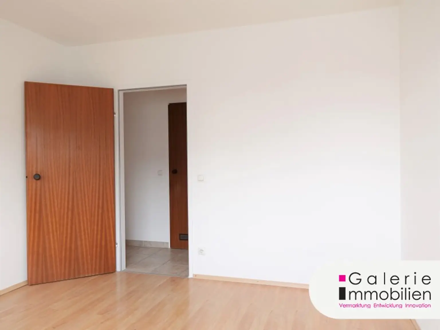 VIDEO: Sehr schöne 4-Zimmer-Maisonette, 3er-WG-geeignet, mit Fernblick und Garage!