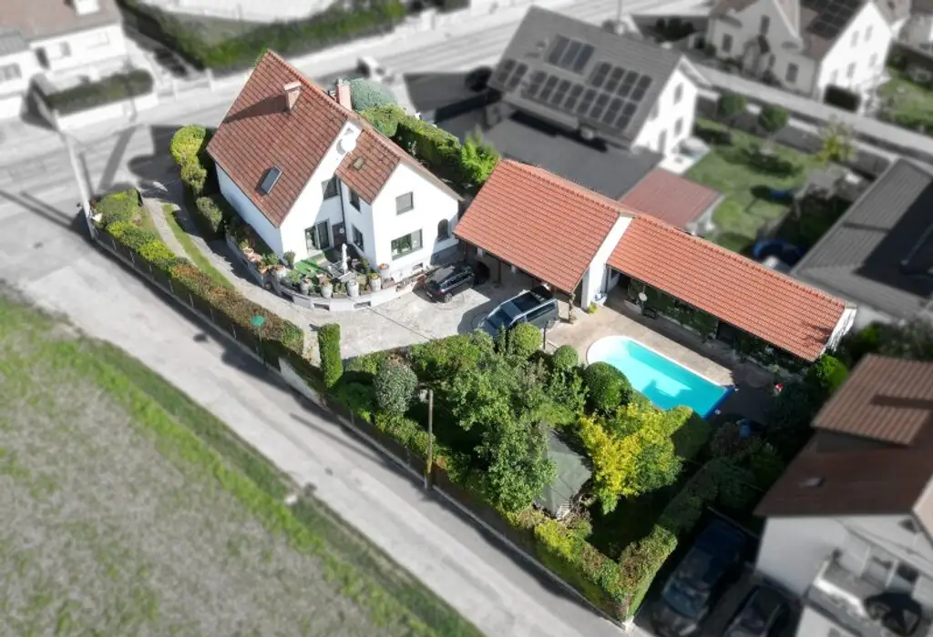 Modern & großzügig: Vollrenoviertes Mehrfamilienhaus mit Pool und Weinkeller
