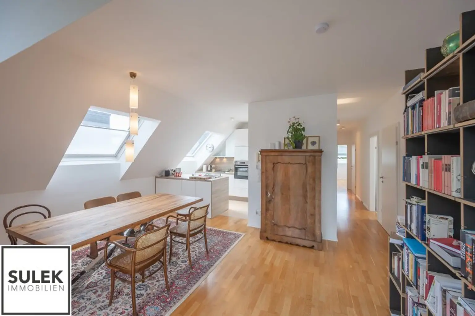 Ab Dezember: zentral begehbare 3 Zimmer Dachgeschoss Wohnung mit südseitigem Balkon im Herzen Döblings!