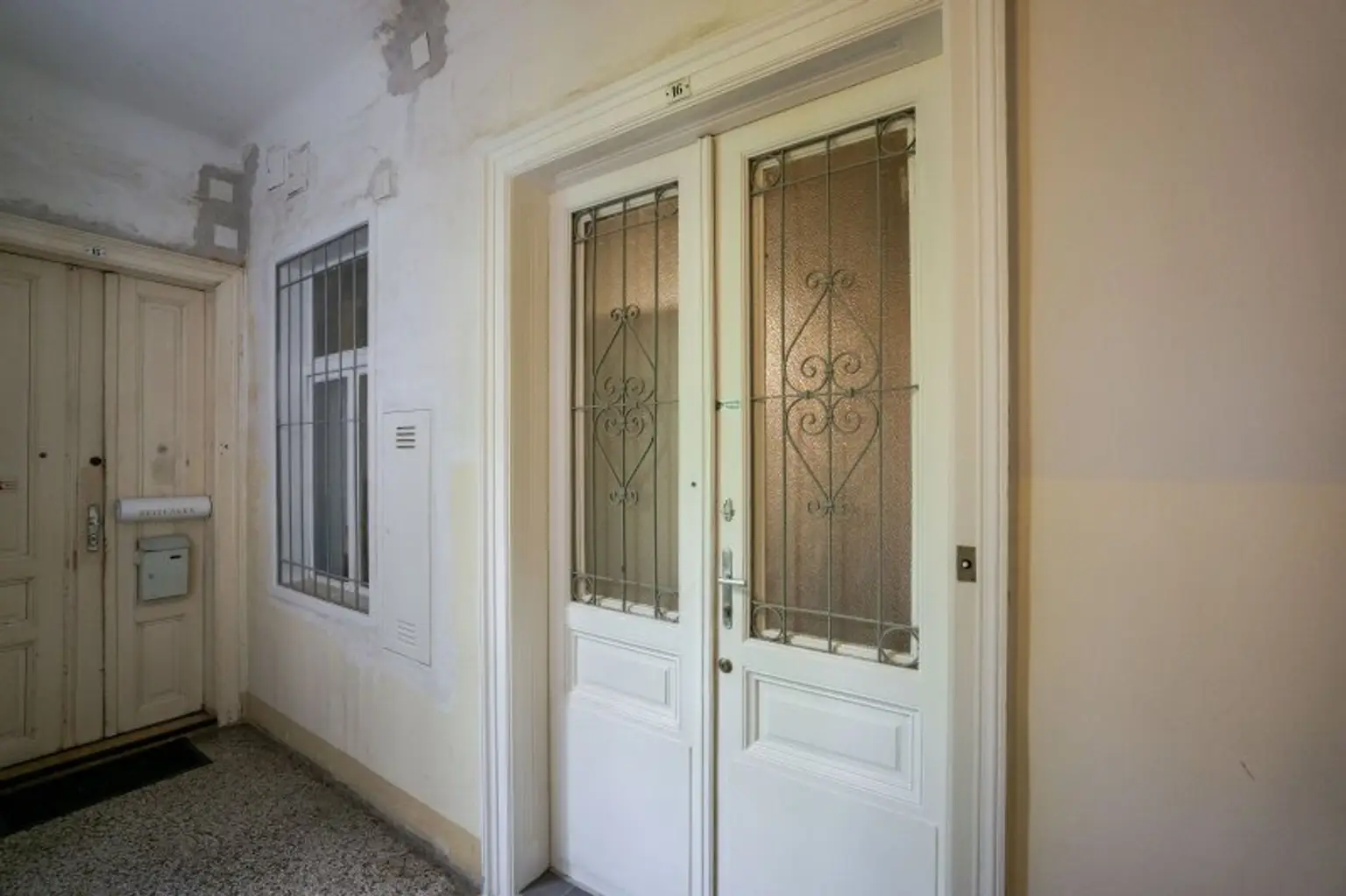 Top 16 Wohnungseingang und Küchenfenster zum Gang