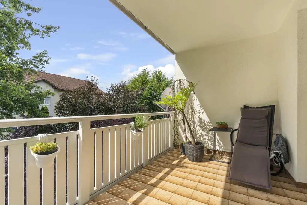 Ihr künftiger Wohntraum: Moderne, neu renovierte 3,5-Zimmer-Wohnung mit Loggia in ruhiger, zentraler Lage