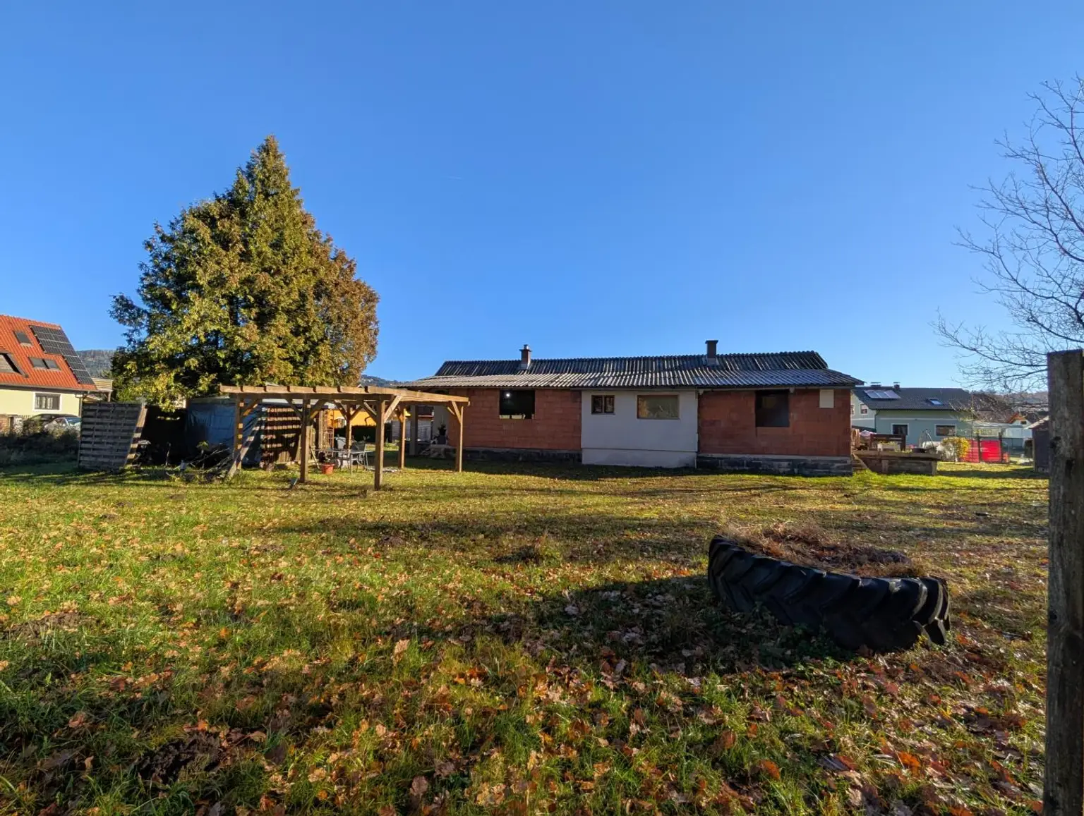 Sanierungsbedürftiger Bungalow mit großem Grundstück - in ruhiger, sonniger Lage